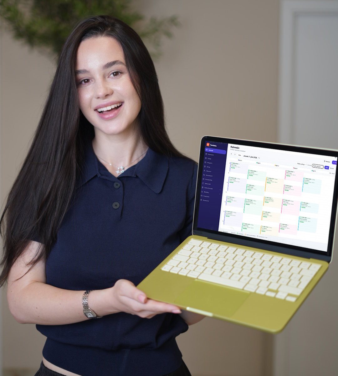 Žena drží notebook s otvoreným online rezervačným systémom Totolabu